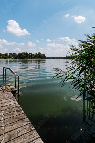 der Krüpelsee mit hohem Schilf und einem Kleinen Steg 