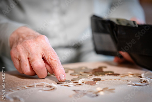 Rentnerin zählt Kleingeld 