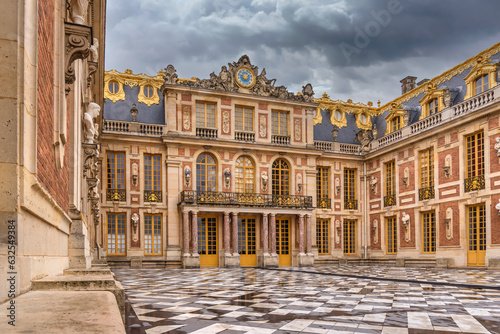 Foto Facade and main entrance of the baroque style Palace of Versailles in France