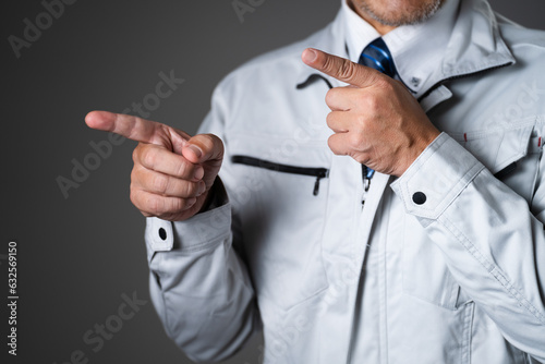 指差しをするミドル男性　作業服イメージ © aijiro