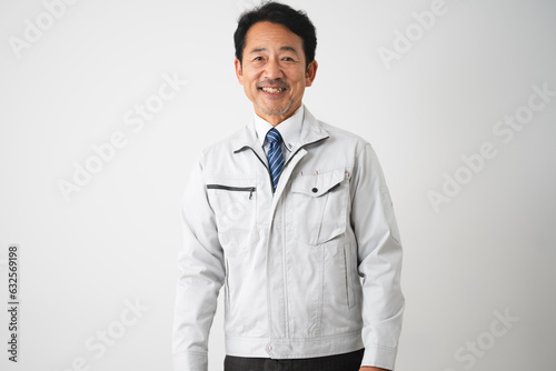 Foto 笑顔のミドル男性　作業服イメージ