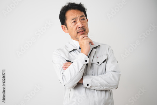 悩むミドル男性　作業服イメージ © aijiro