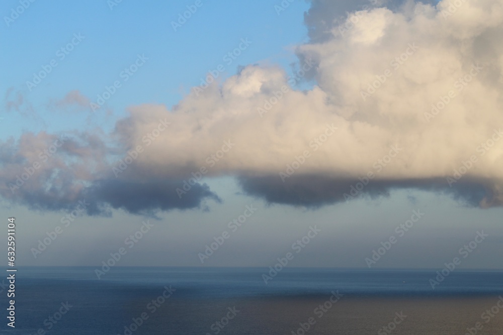 Nuvole in cielo sopra il mare