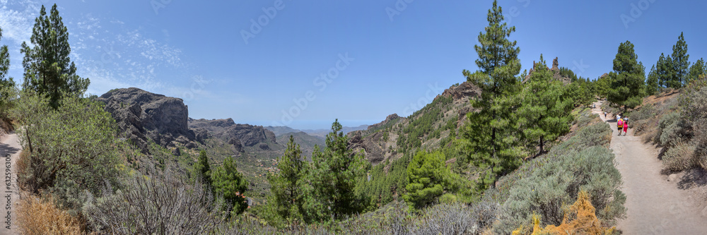 Landschaft mit Wanderweg am Roque Nublo auf der Insel Gran Canaria