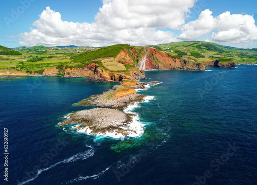 Ilhéus das Contendas, Baía da Mina e Ponta da Greta na linha de costa da Ilha Terceira nos Açores 