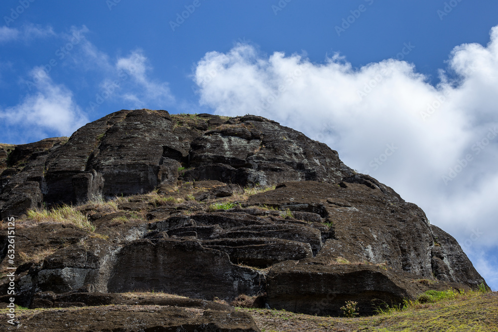 Nicht fertiggestellte Moai im Steinbruch am Berg Rano Raraku, Rapa Nui, Osterinsel