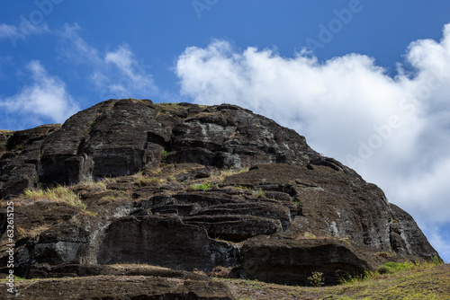 Nicht fertiggestellte Moai im Steinbruch am Berg Rano Raraku, Rapa Nui, Osterinsel