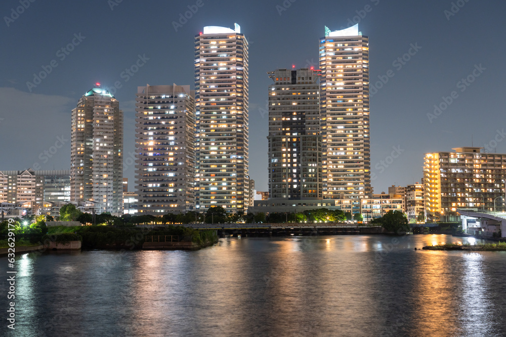 横浜タワーマンションが立ち並ぶ夜景　Night view of Yokohama Tower apartments