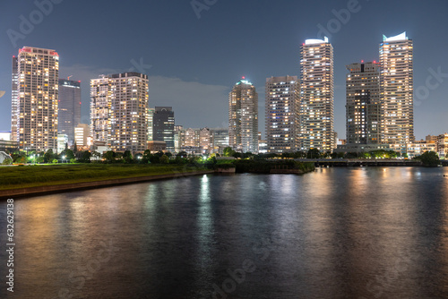 横浜タワーマンションが立ち並ぶ夜景　Night view of Yokohama Tower apartments