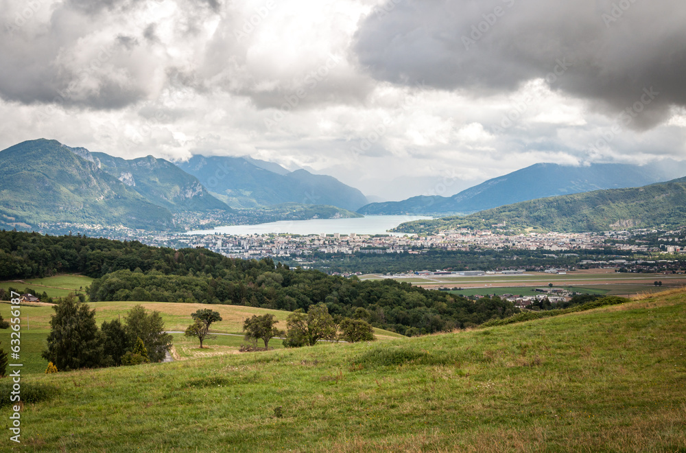 Vue générale du lac d'Annecy depuis la Mandallaz Vue générale du lac d'Annecy depuis la Mandallaz