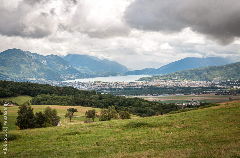 Vue générale du lac d'Annecy depuis la Mandallaz