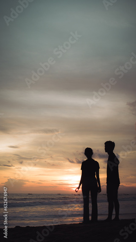 silhouette of a couple on the beach © Reyfal