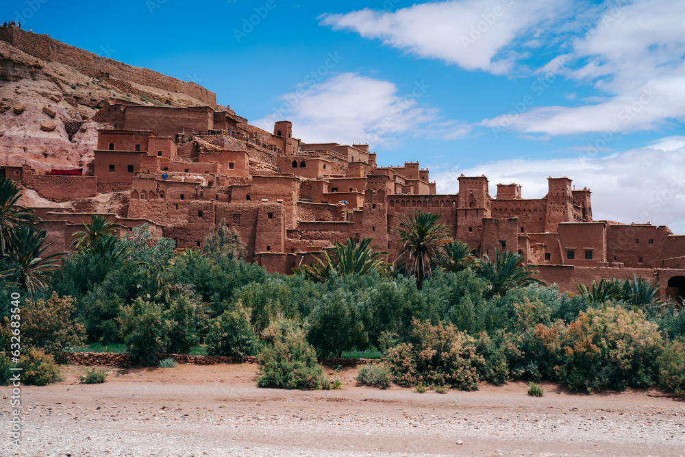 Obraz premium Ait Ben Haddou: UNESCO World Heritage site in Morocco, a breathtaking kasbah village showcasing ancient mud-brick architecture against stunning desert backdrop. High quality photo