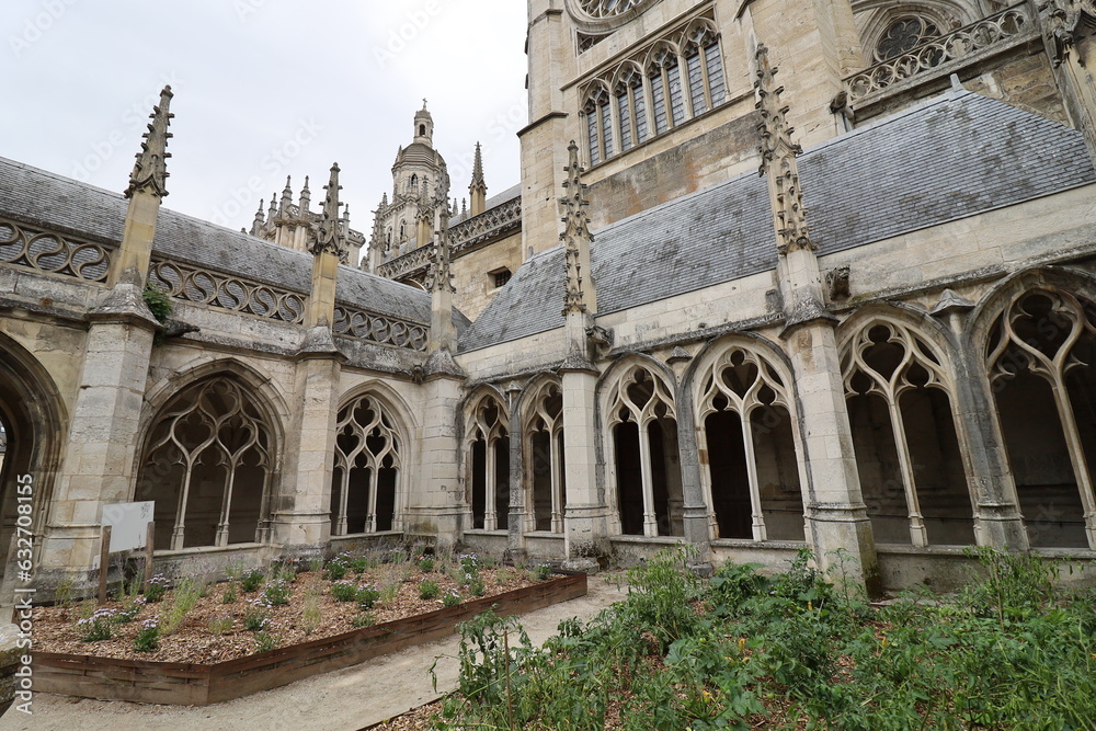 Fototapeta premium La cathédrale Notre Dame d'Evreux, ville de Evreux, département de l'Eure, France
