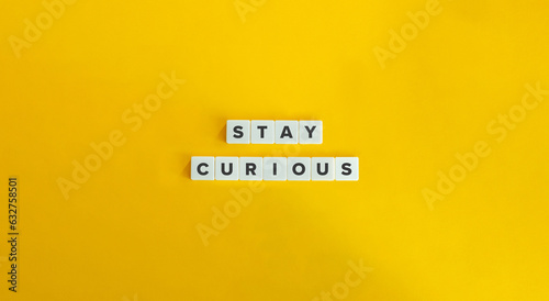 Foto Stay Curious Phrase on Letter Tiles on Yellow Background