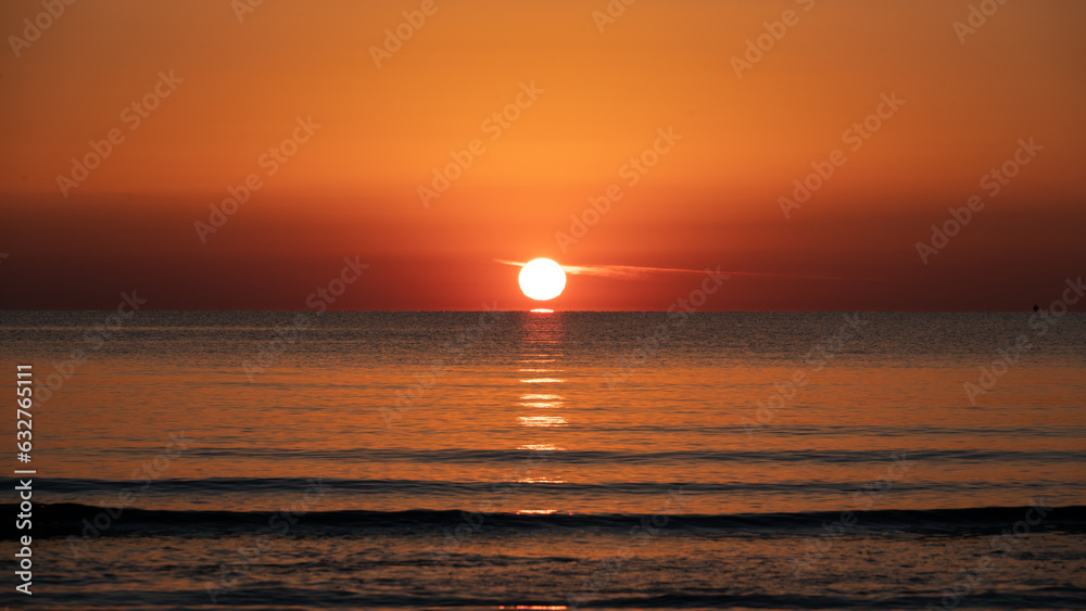 Sonnenuntergang am Meer mit Spiegelung 