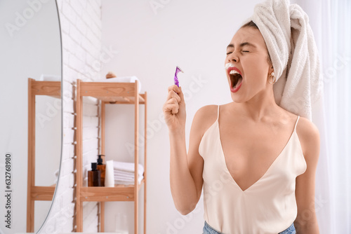 Angry young woman shaving f...