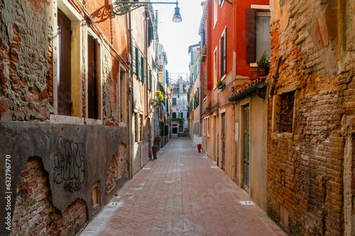 Typical narrow street in Venice, Italy © Everson Bueno