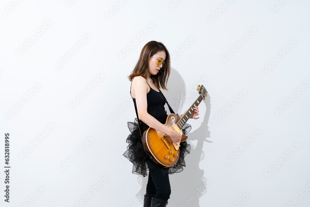ギターを弾く女性
