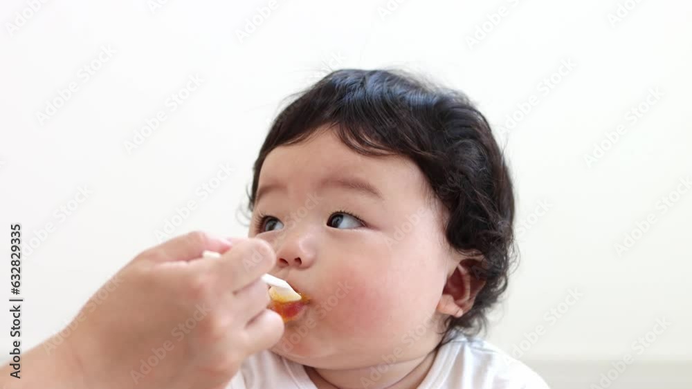 離乳食を食べる赤ちゃん(0歳、生後7カ月、日本人、男の子) 離乳食を食べる赤ちゃん(0歳、生後7カ月、日本人、男の子)