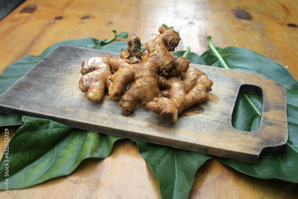 Ginger is a plant whose rhizome is often used as a spice and raw material for traditional medicine. The rhizome is in the form of a bulging finger in the middle sections
