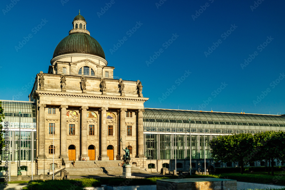 Obraz premium Stately stone building in Munich with columns