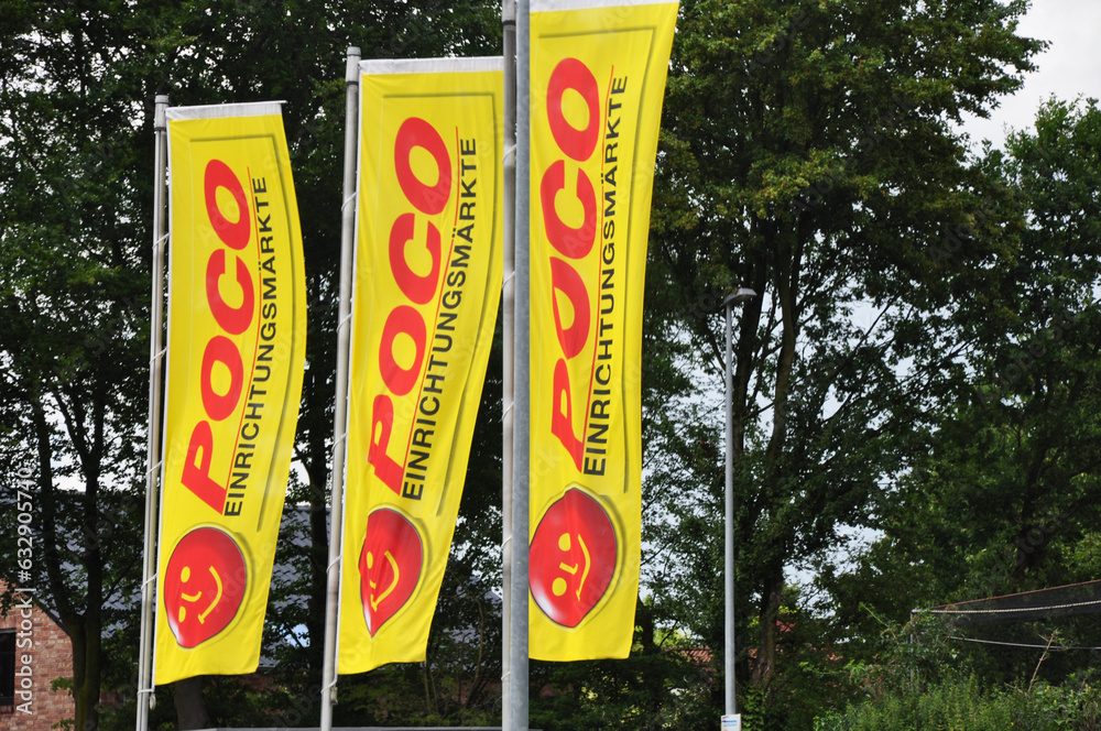 POCO Einrichtungsmärkte Drei Flaggen mit Rotgelb Logo beim
