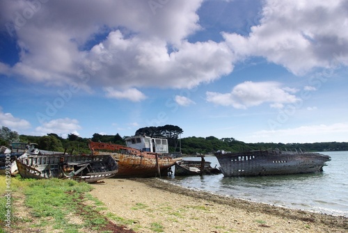 Epaves dans un cimetière à bateaux de Bretagne.