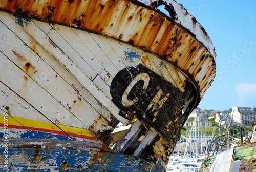 Epaves dans un cimetière à bateaux de Bretagne.