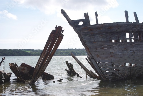 Cimetière à bateaux de Bretagne.	 photo