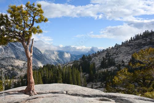 Brouillard sur le half-dome depuis Olmsted point dans le parc du Yosemite photo