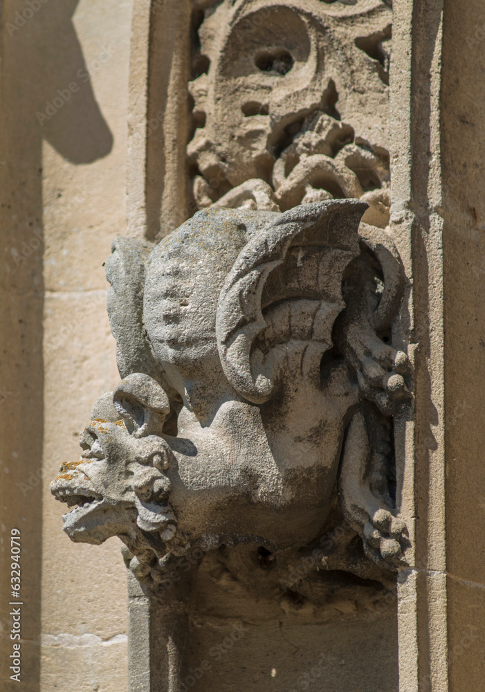 Dragon stylisée sur la façade de l'église d'Écretteville-les-Baons, Seine-Maritime, France