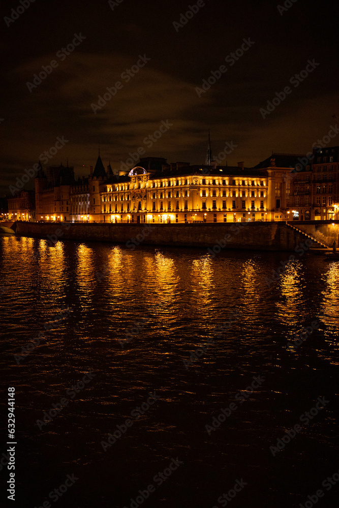 Passeggiata notturna lungo il fiume Senna, città di Parigi, Francia