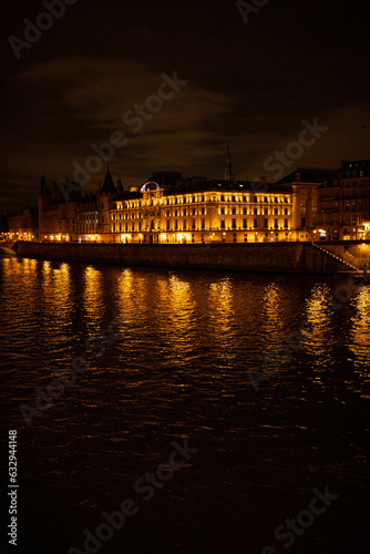 Passeggiata notturna lungo il fiume Senna, città di Parigi, Francia © Laura
