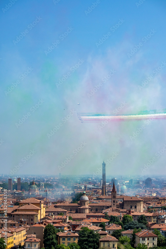 Esibizione delle Frecce tricolore sopra la città di Bologna, Emilia Romagna