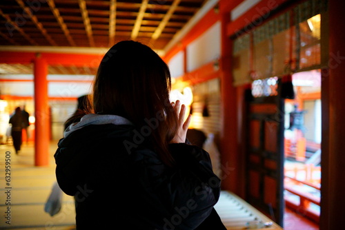 真っ赤な楓　日本の秋　神社の紅葉　娘の祈り