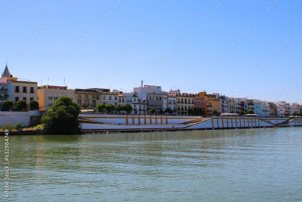 Caminando por el rio Guadalquivir, Sevilla, España