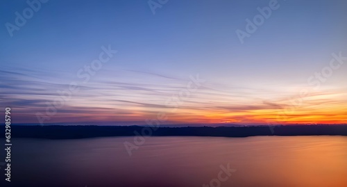 色彩豊かな夕日の風景、海、山、自然、雲 © sky studio
