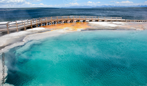 Bassin de geyser de West Thumb dans le parc du Yellowstone