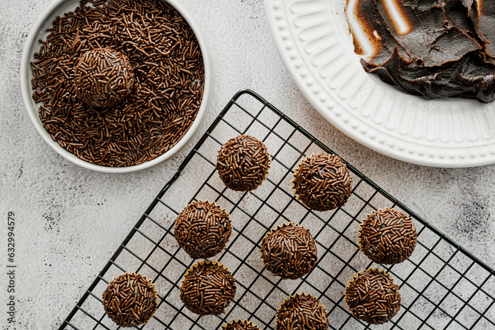 Brigadeiros de chocolate enrolados em granulado sobre o fundo branco ...