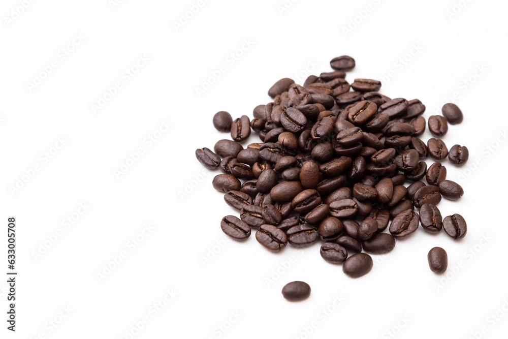 Obraz premium 白背景にコーヒー豆