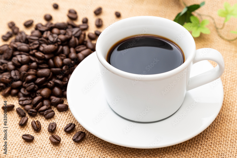 麻布に置かれたコーヒー 麻布に置かれたコーヒー