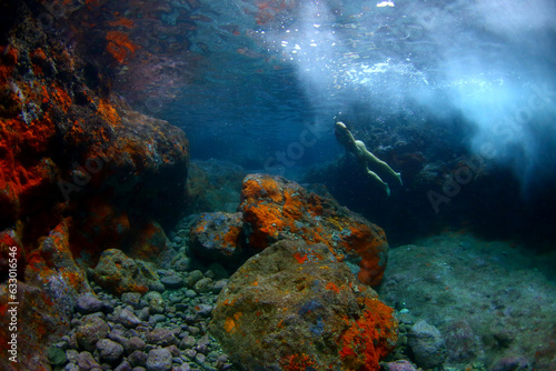 Chica haciendo snorkel en cueva volcánica