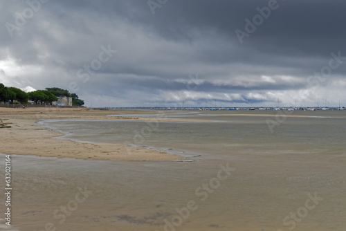 marée basse et tempête en approche sur le bassin d'arcachon à Andernos photo