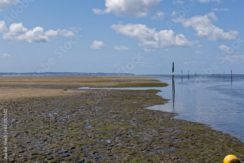 petit chenal à marée basse - andernos sur le bassin d'arcachon photo