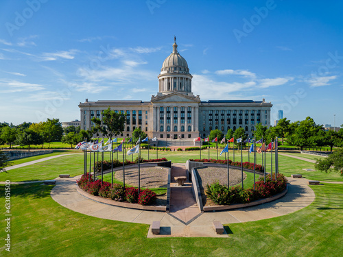 Obraz na płótnie Aerial view of the Oklahoma State Capitol and dowtown cityscape w salonie