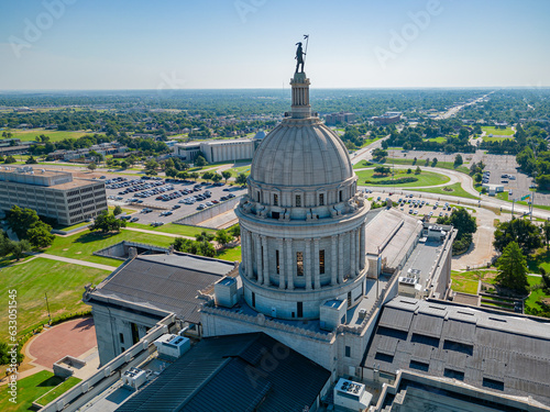 Obraz na płótnie Aerial view of the Oklahoma State Capitol and dowtown cityscape w salonie