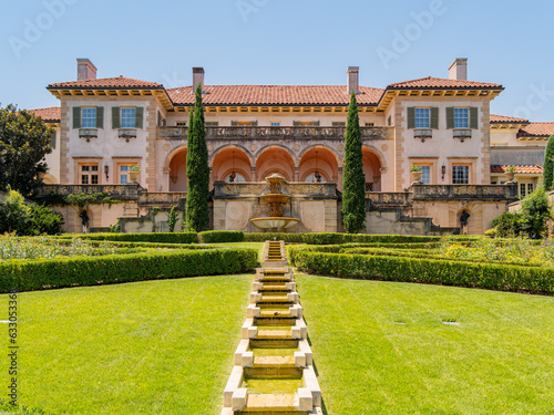 Wallpaper Mural Sunny view of the garden of Philbrook Museum of Art Torontodigital.ca
