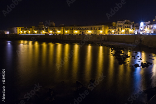 Quadro su tela Resort building lights reflecting on sea
