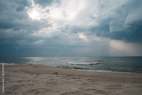 Fototapeta Naklejka Na Ścianę i Meble -  Beautiful seascape with stormy sky and sea waves